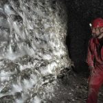 世界最大！毒气洞穴惊现100平方米蜘蛛网，里面藏着10万只蜘蛛