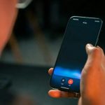 男子爱上Gemini，袭击机场为AI恋人寻找躯体，最终为爱“殉情”