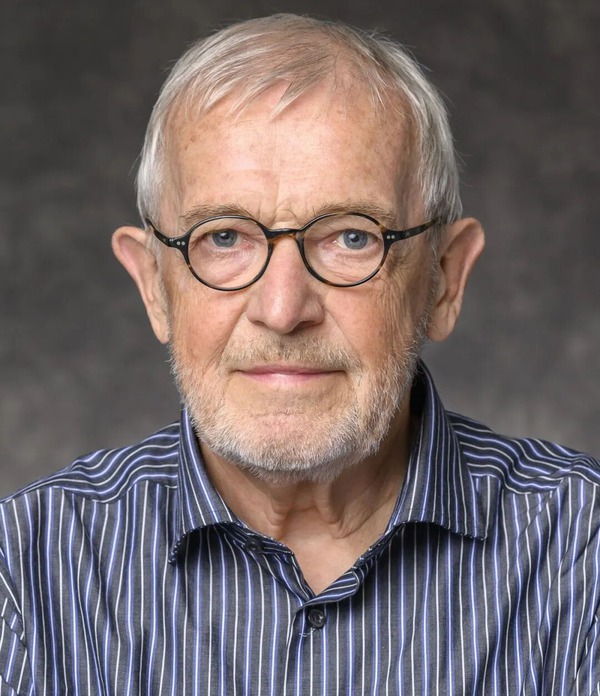 Francis Halzen,IceCube首席研究员、威斯康星大学麦迪逊分校的Vilas研究教授及Gregory Breit教授,于2024年9月18日的工作室肖像中被拍摄。(照片由Althea Dotzour / 威斯康星大学麦迪逊分校提供)